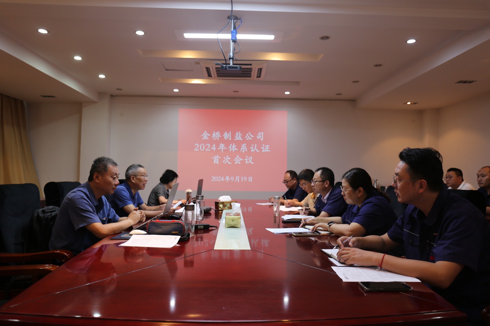 近日，金橋制鹽公司通過北京世標(biāo)認(rèn)證中心審核，給予食品安全管理體系、環(huán)境管理體系和職業(yè)健康安全管理體系認(rèn)證“保持認(rèn)證資格”的監(jiān)督審核結(jié)論，給予質(zhì)量管理體系認(rèn)證“再次注冊”的再認(rèn)證審核結(jié)論。通過審核，是對公司精細(xì)化管理成果的檢驗，促進(jìn)公司內(nèi)控管理水平持續(xù)提升。（李曉月）